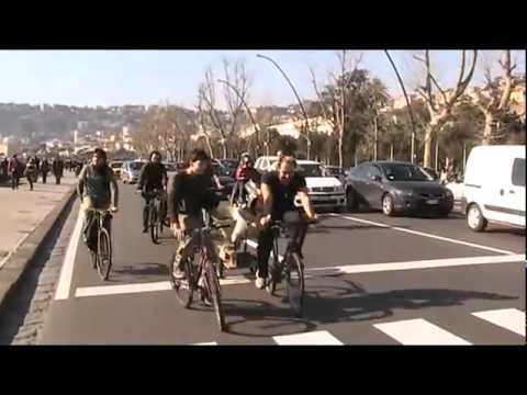 Napoli - Critical Mass torna a pedalare per le strade della città