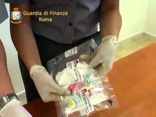 Fiumicino - Trasportavano ovuli di cocaina dal Sud America