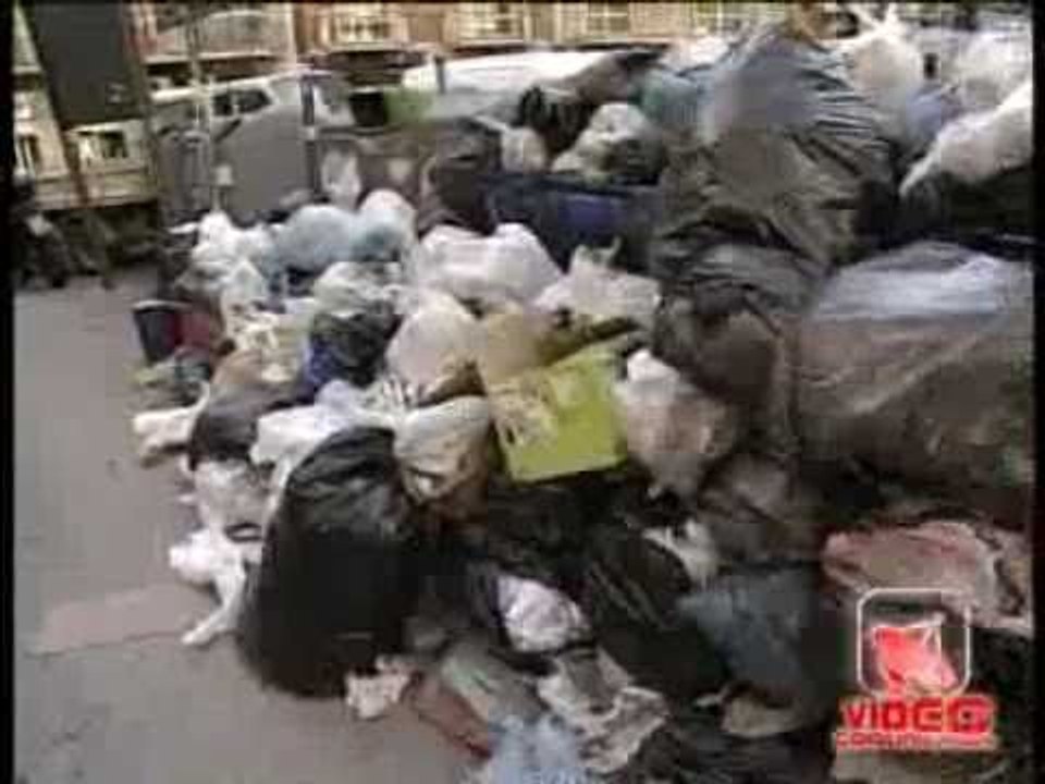 Napoli - Rifiuti in tutta la città