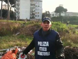 Aversa - Rifiuti edili all'interno del Parco Pozzi