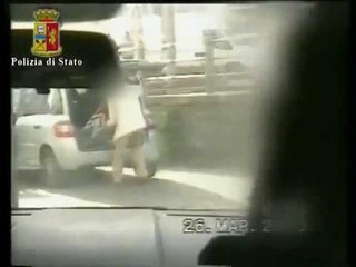 Napoli - Finto cieco con indennità leggeva il giornale