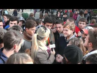 Video herunterladen: Aversa - Gelmini, gli studenti in piazza