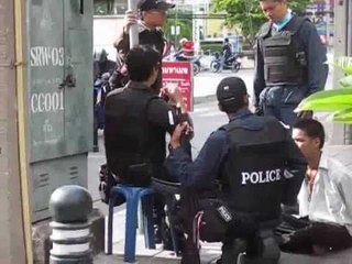 Thailandia   Checkpoint a Bangkok, interrogata Camicia Rossa 21 05 10