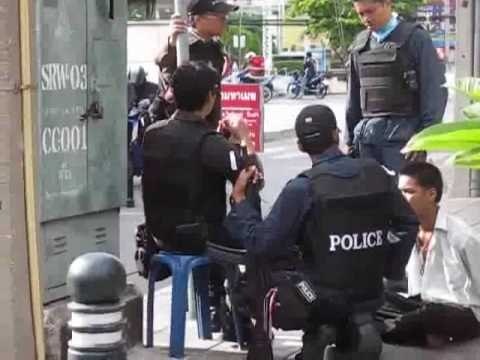 Thailandia Checkpoint a Bangkok, interrogata Camicia Rossa 21 05 10