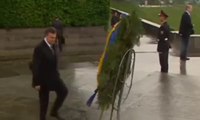 Ucraina - il Presidente Yanukovich colpito da corona di fiori