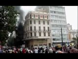 Grecia - Le persone intrappolate nella banca di Atene data alle fiamme