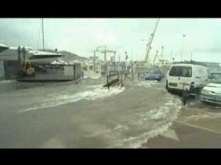 Francia - Maltempo, onde gigantesche in Costa Azzurra