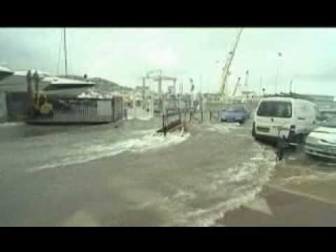 Francia - Maltempo, onde gigantesche in Costa Azzurra
