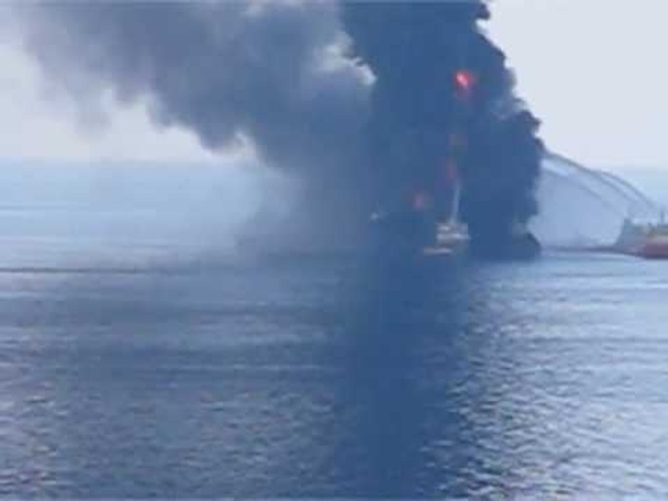 Golfo del Messico - Esplode piattaforma petrolifera al largo della Louisiana