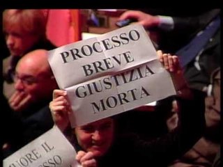 Senato - La protesta dell'Idv sul Processo Breve