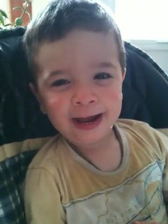 Damien dodo sur la chaise