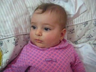 Zeynep-Şubat 2011-2 271 Babası portakla yediriyor