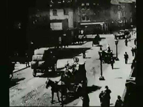 Traffic Crossing Leeds Bridge (1888) - Louis le Prince