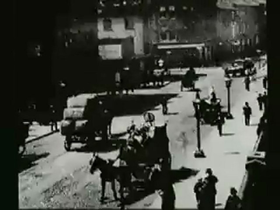 Traffic Crossing Leeds Bridge (1888) - Louis le Prince