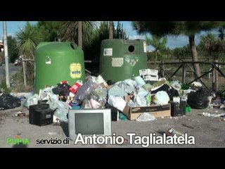 Trentola Ducenta (CE) - P.za Pertini, parco giochi nell'immondizia