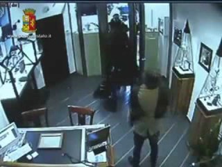 Salerno - Rapinatori bloccati in gioielleria