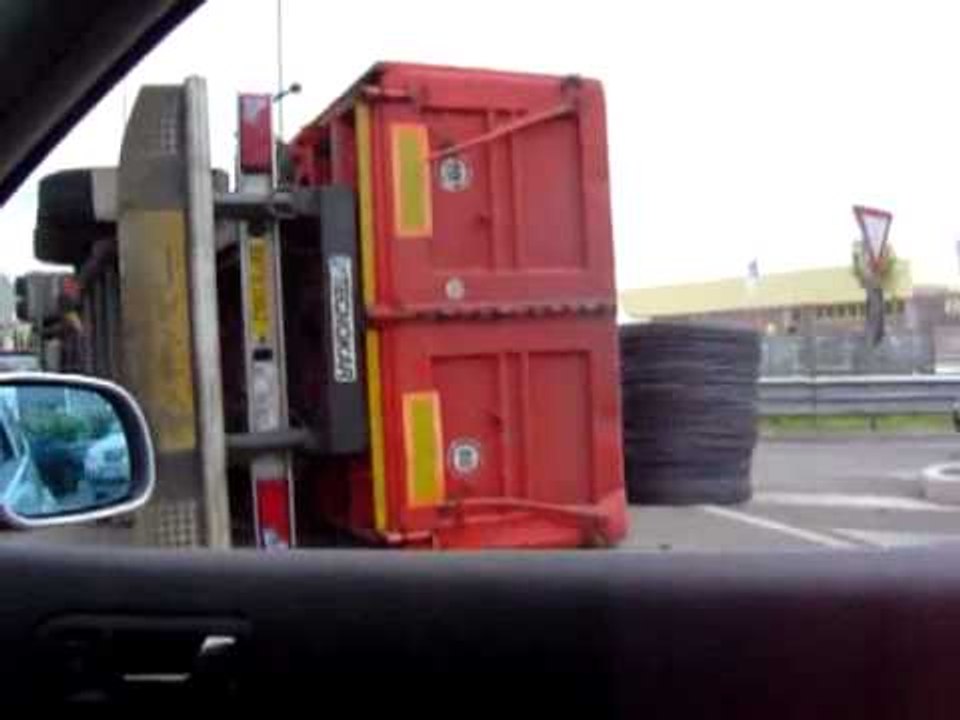 Santa Maria C.V. - Camion capovolto nei pressi del casello autostradale