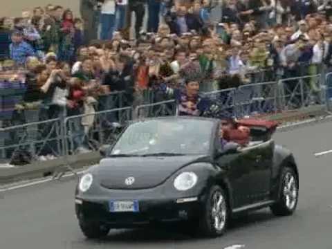 Napoli - La Red Bull su via Caracciolo