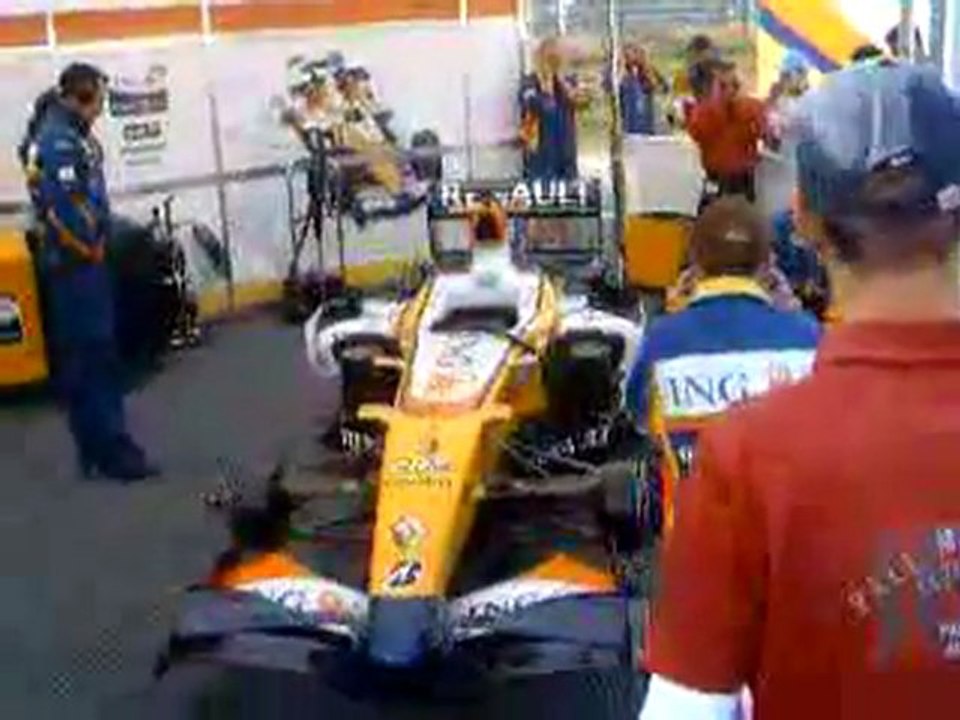 F1 Renault R26 singing "La Marseillaise"