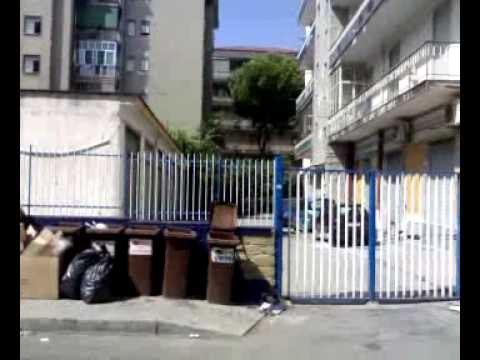 Aversa - Via Gemito, da giorni niente raccolta rifiuti