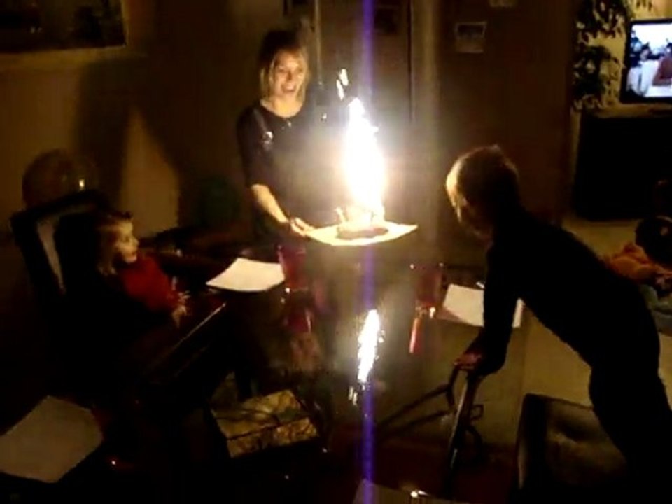 Joyeux Anniversaire Lucie! Le gâteau&les bougies en famille!