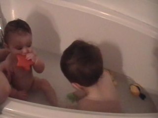 Noé et Clément dans le bain