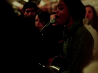 Irma - Concert improvisé dans le métro parisien