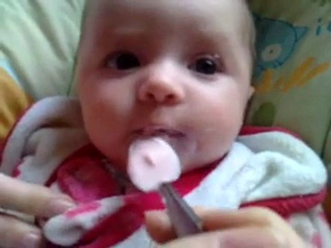 ma fille qui mange son premier yaourte