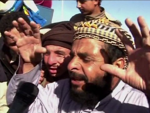 Egyptians crowd Libyan border to flee uprising