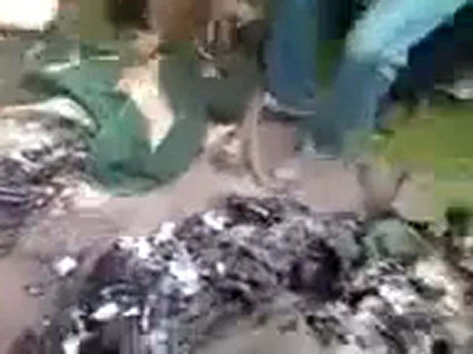 Crowd surrounds charred corpses in emotional scene in Libya
