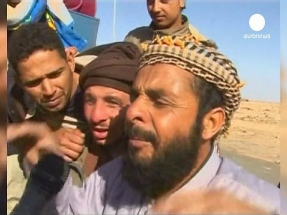 Des milliers d'Egyptiens et de Tunisiens fuient la Libye...