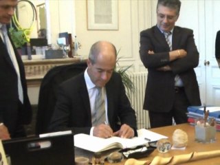 Ch. Bourquin - Signature du livre d'Or de la Ville