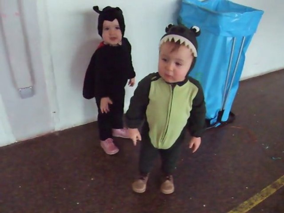 Célian et Isis au carnaval - 21 mois