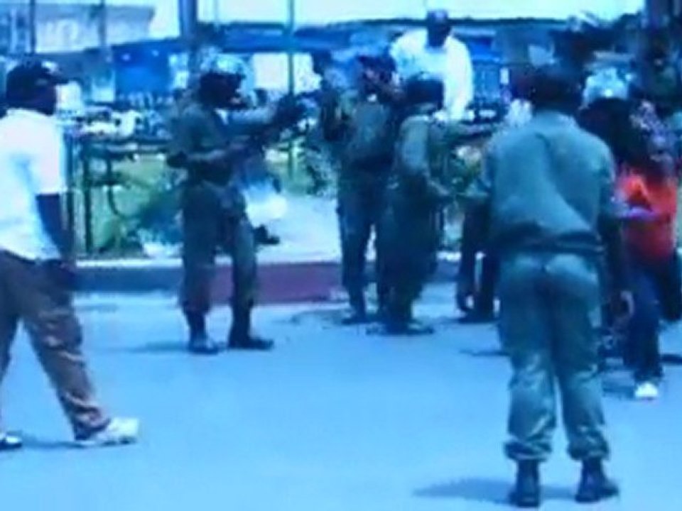 PAUL BIYA DÉGAGE - Brutaité Policiere contre les manifestant