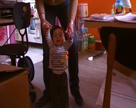 février je marche avec l'aide de maman j'adore