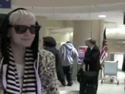 Ashlee Simpson Smiles At Questioning