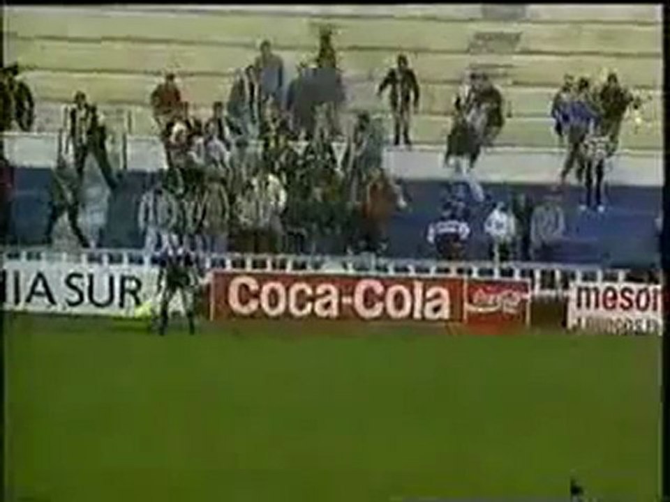 Hinchas del Cadiz hacen de Linier