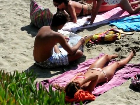 Chilenos en la playa se cuidan de los rayos ultravioletas