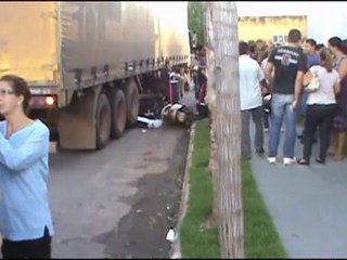 Carreta atropela motociclista