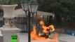 Grèce : les manifestants immolent un policier