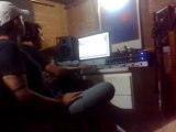 Sandro Saga gravando música sertaneja no estudio