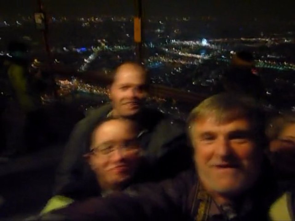110223_TourEiffelTourne00
