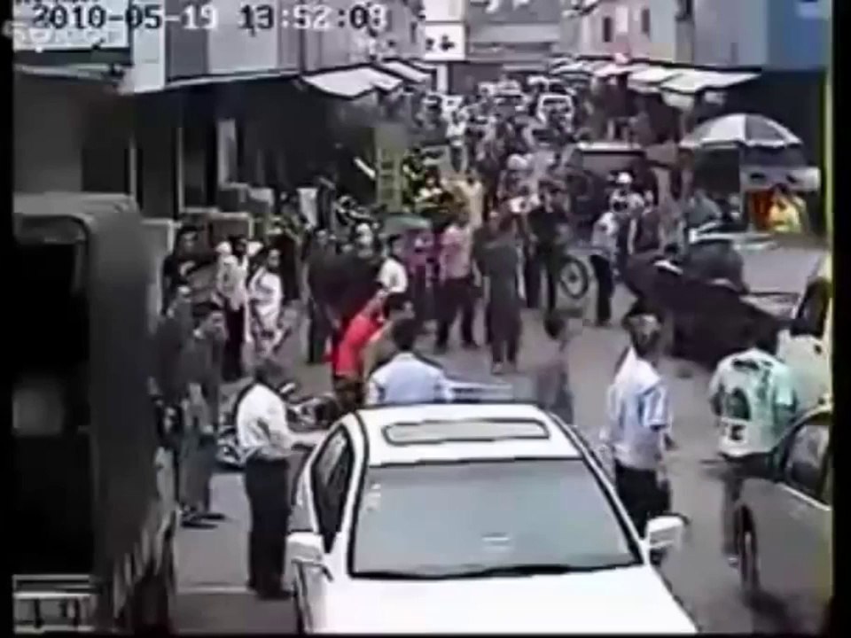 Cina - Scippo in moto, la folla li assale