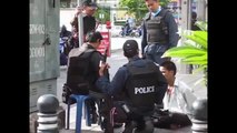 Thailandia - Checkpoint a Bangkok, interrogata Camicia Rossa