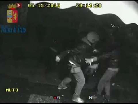 San Basilio (Roma) - Filmato mentre massacra e rapina un indiano