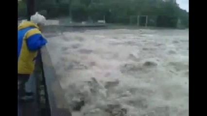 Polonia - Video amatoriale delle alluvioni - Zapora Czchów zrzut wody