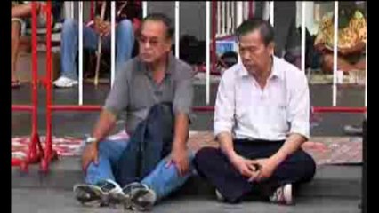 Thailandia - A Bangkok la polizia prepare il iblitz contro le camicie rosse