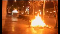 Grecia - Atene, i manifestanti incendiano cassonetti e lanciano molotov
