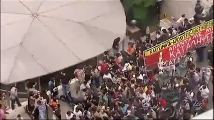 Grecia - Gli scontri di Atene tra manifestanti e forze dell'ordine 13