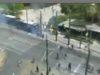 Video herunterladen: Grecia - Gli scontri di Atene tra manifestanti e forze dell'ordine 12